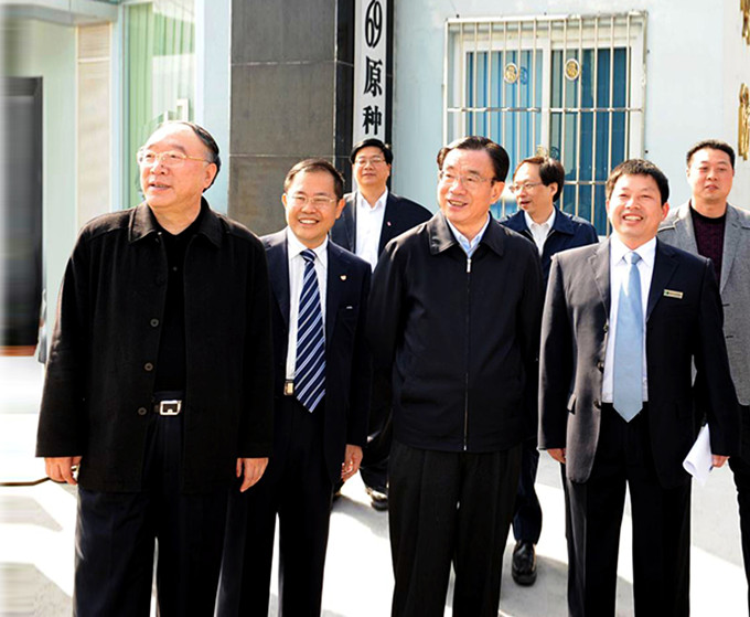 時(shí)任中共中央政治局常委紀(jì)委書(shū)記賀國(guó)強(qiáng)、重慶市市長(zhǎng)黃奇帆等領(lǐng)導(dǎo)視察重慶69