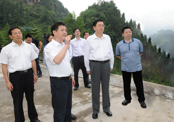 時(shí)任國(guó)務(wù)院副總理、中共中央政治局委員、重慶市委書(shū)記張德江視察重慶69